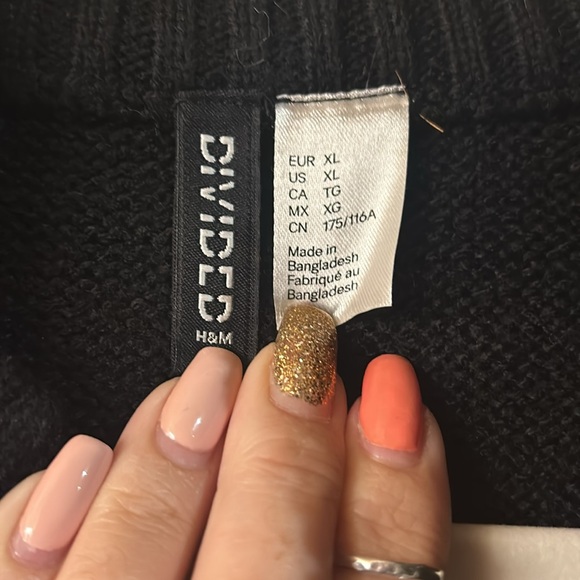 H & M cropped zip up sweater - Picture 2 of 3